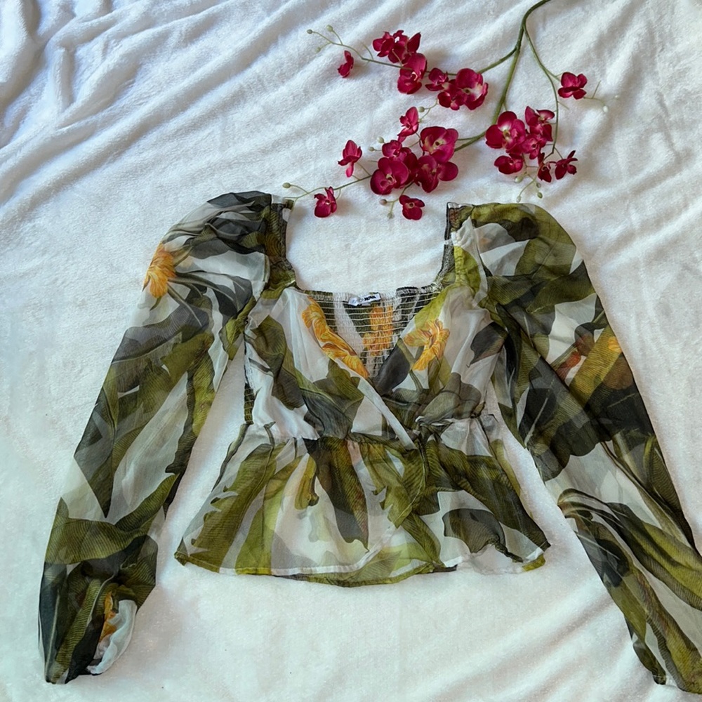 Beautiful seamless floral top